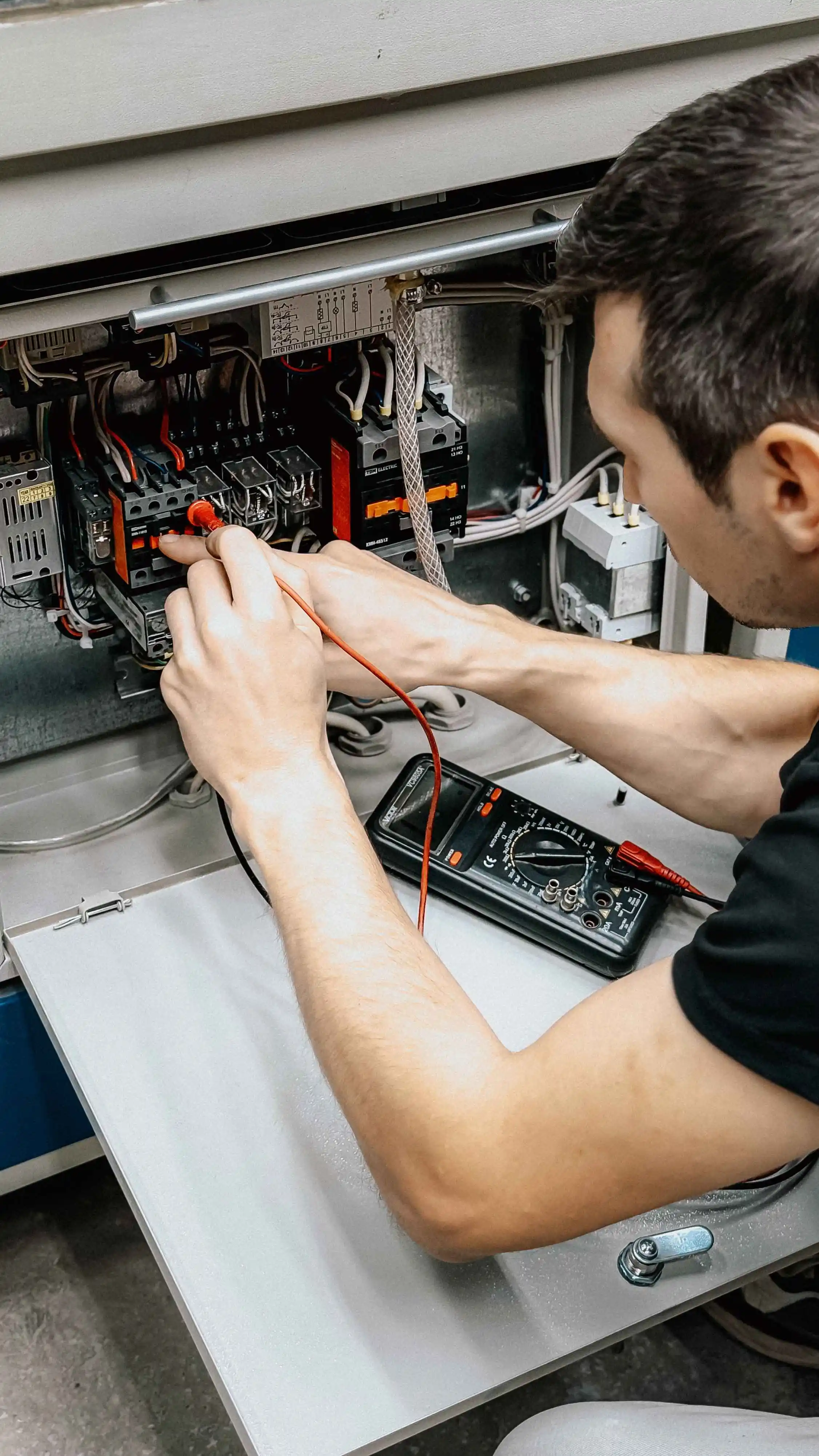 fabricação de máquinas industriais sob medida em ambiente fabril